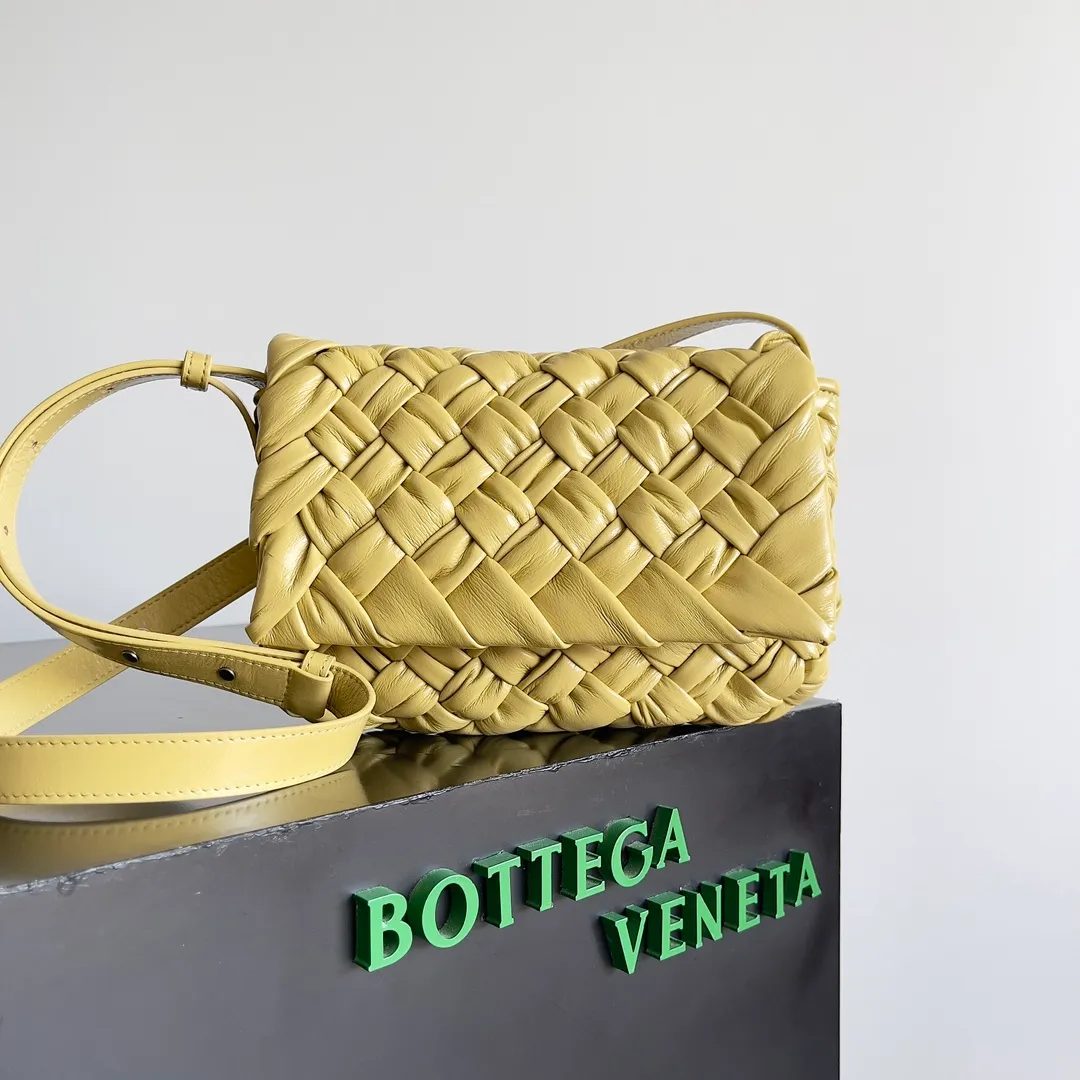 Batch 2360 BOTTEGA VENETA's new RUMPLE MESSENGER handbag and crossbody bag. Same style for men and women. Silk scarf pleated weaving technology, very artistic beauty. Good-looking bags for both men and women. Inverted triangle metal buckle. Stylish and stylish. The pleated technology feels great. Adjustable length. Can be worn on one shoulder or crossbody. Ribbon weaving + the latest rumple bag type is different from the traditional small square and large square weaving. This weaving method enhances the delicacy and luster of the leather by amplifying the texture of the leather. It subverts the tradition with a new technique and gives the woven bag a new image. The most luxurious craftsmanship. Practical and versatile. Only by wearing it yourself can you experience its lightness and comfort. Style number: 787113 Size: 21*14*5cm